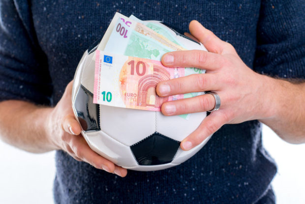 UEFA-dan Azərbaycana 1,5 milyon manat pul vəsati köçürüldü